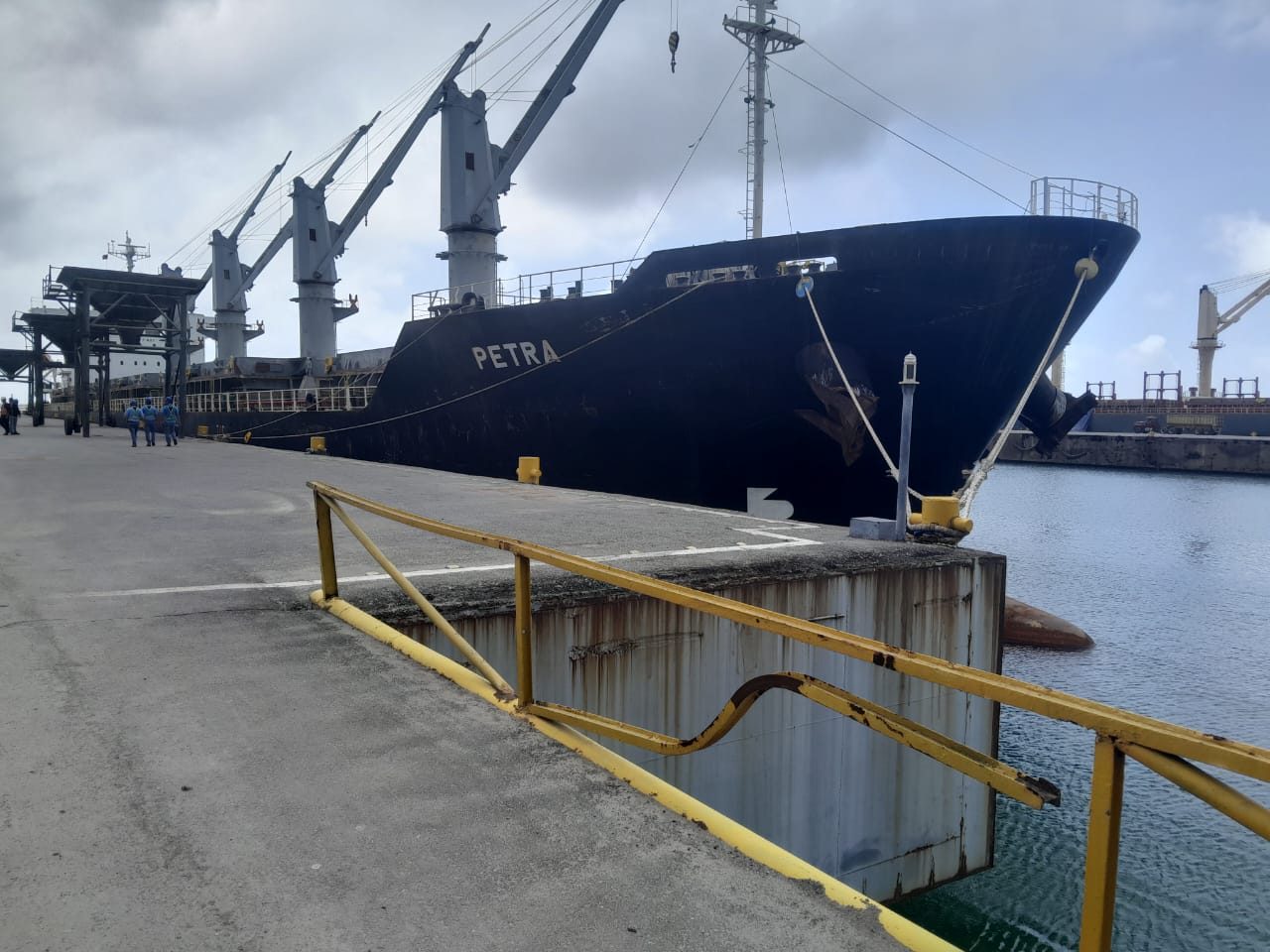 Buque granelero atracado en el muelle de Puerto Cabello para carga a granel