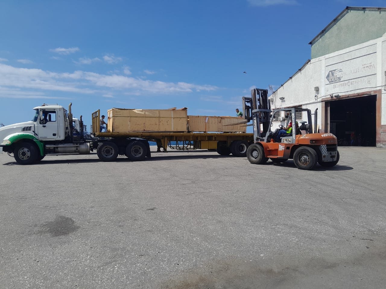 Montacargas manejando carga general junto al almacén en el puerto de Puerto Cabello