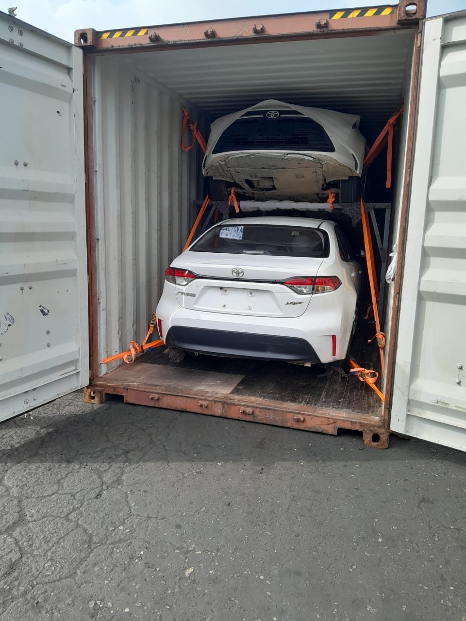 Toyota 4Runner y Corolla importados en el patio de contenedores de Puerto Cabello