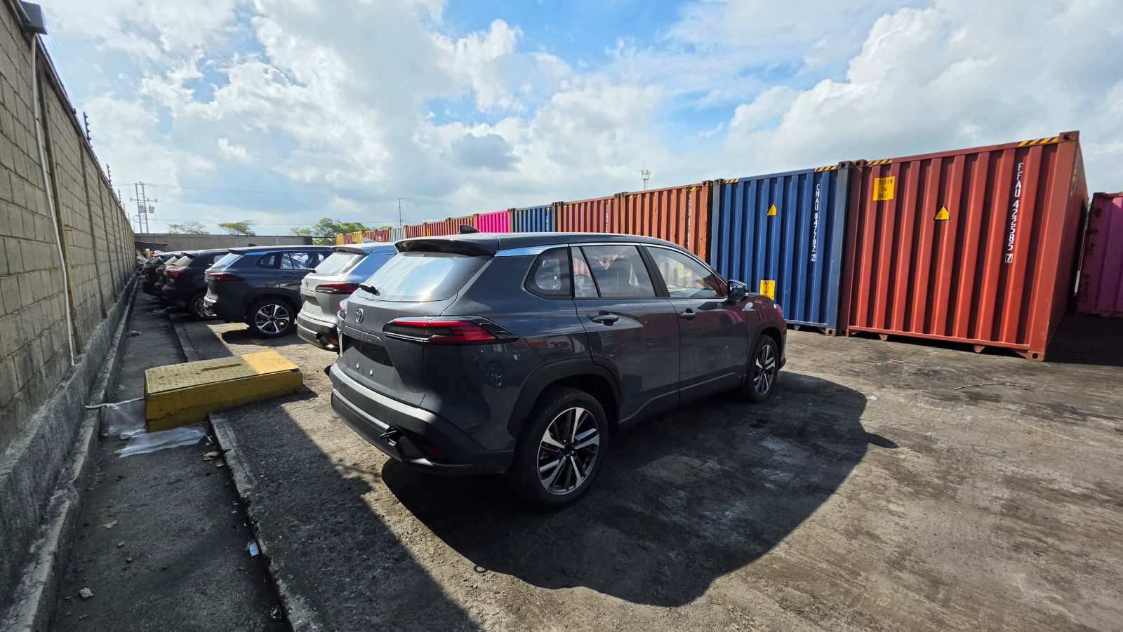 Vehículos importados por UNICA en el patio de contenedores de Puerto Cabello